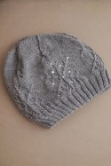 Czapka damska zimowa z wełną i ozdobnym splotem z perełkami K470 ciemno szara