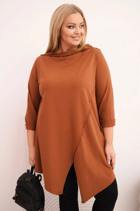 Bluzka damska bawełniana Plus Size asymetryczna z podwijanym rękawem ciemno camelowa