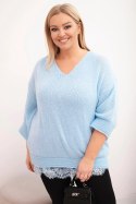 Komplet damski sweter z dekoltem V i bluzka wiskozowa z koronkowym dołem niebieski