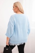 Komplet damski sweter z dekoltem V i bluzka wiskozowa z koronkowym dołem niebieski