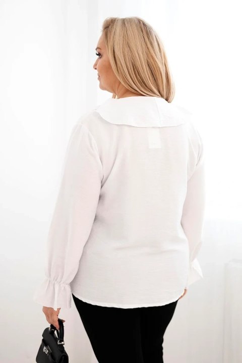 Bluzka damska wiskozowa Plus Size z falbaną i ozdobną broszką biała