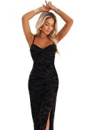 645-1 Dopasowana sukienka maxi z kopertowym dekoltem i rozcięciem - czarna z eleganckim wzorem