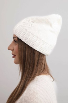 Czapka damska zimowa z wełną zdobiona cekinami i splotem K473 biała