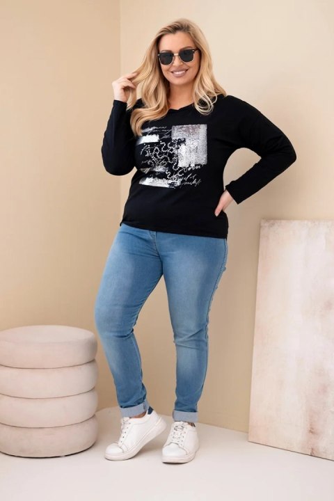 Bluzka damska Plus Size przecierana z nadrukiem i dłuższym tyłem czarna