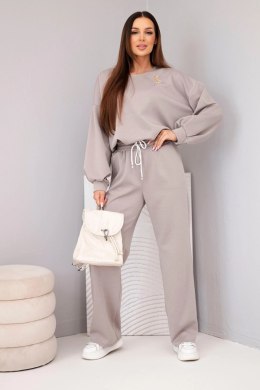 Komplet damski masełko bluza z broszką i spodnie z prostą nogawką fango