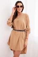 Sukienka z dłuższym tyłem i paskiem jasno camelowa