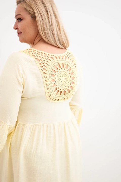 Sukienka damska Plus Size wiskozowa z ażurowym zdobieniem żółta