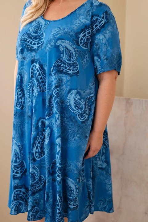 Sukienka damska wiskozowa Plus Size z krótkim rękawem i fasonem paisley chabrowa