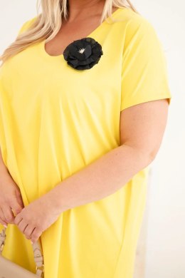 Sukienka damska Plus Size bawełniana z broszką i dekoltem żółta